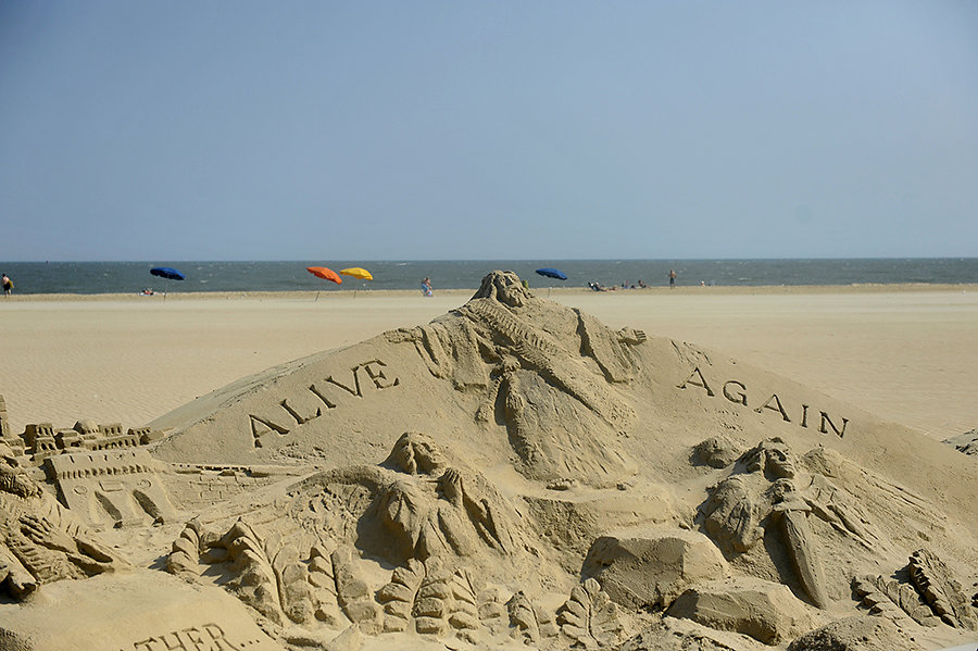 alive-again-sand-statue4site.jpg